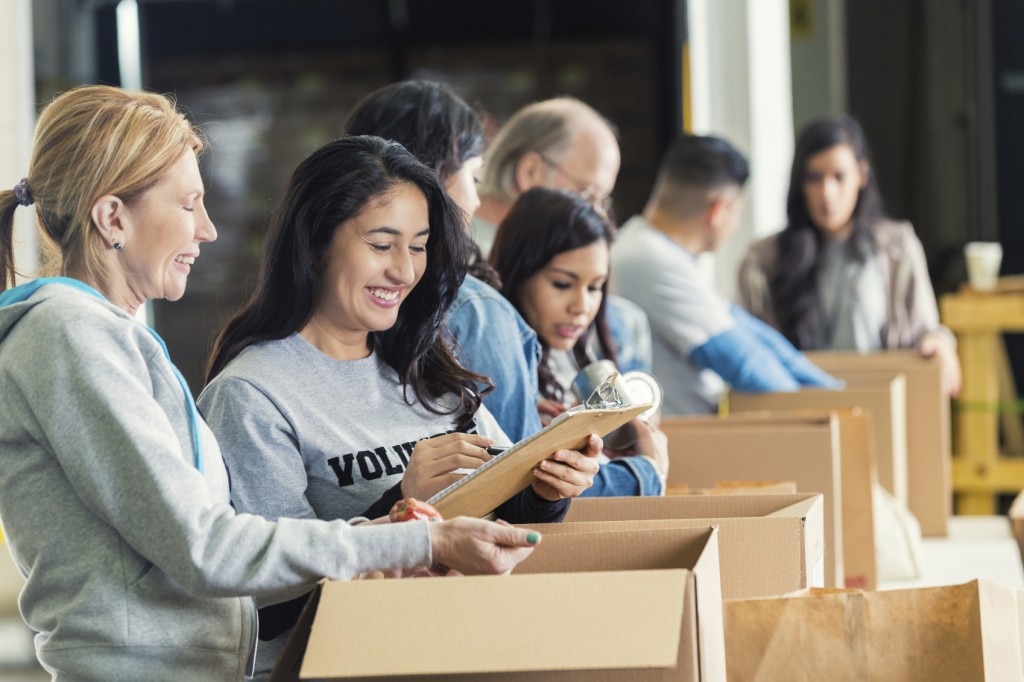 Personnes remplissant des boîtes avec des dons